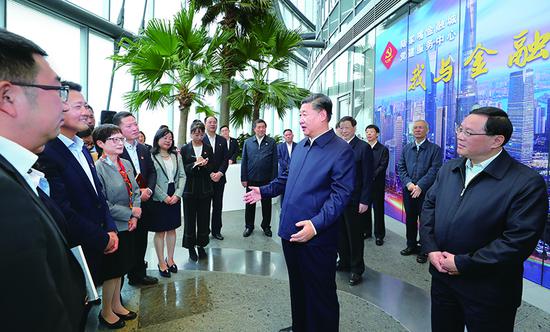 2018年11月6日至7日，中共***總書記、國家主席、***軍委主席習近平在上海考察。這是6日上午，習近平在上海中心大廈22層的陸家嘴金融城黨建服務中心，同正在聯(lián)合開展主題黨日活動的企業(yè)黨員親切交談。 新華社記者 謝環(huán)馳/攝