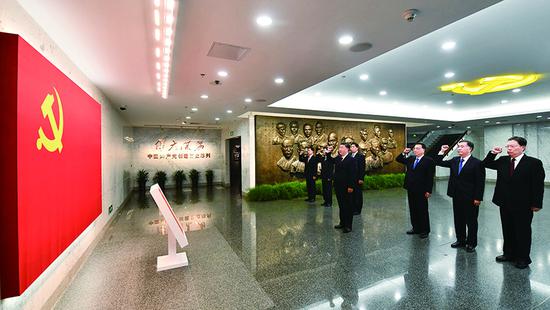 2017年10月31日，中共***總書記、國家主席、***軍委主席習近平帶領中共***政治局常委李克強、栗戰(zhàn)書、汪洋、***、趙樂際、韓正，瞻仰上海中共一大會址和浙江嘉興南湖紅船。這是31日上午，在上海中共一大會址紀念館，習近平帶領其他中共***政治局常委同志一起重溫入黨誓詞。 新華社記者 李濤/攝