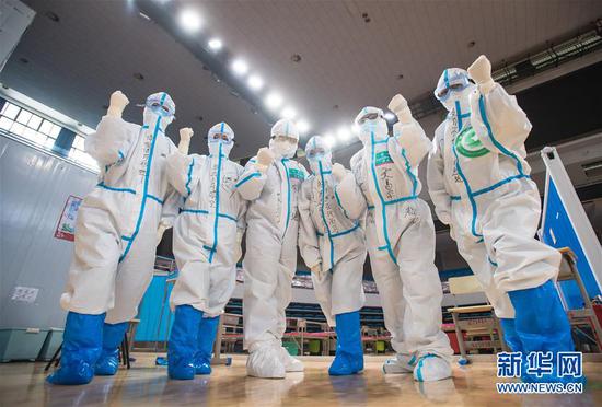 3月10日，武漢武昌方艙醫(yī)院正式休艙，醫(yī)護(hù)人員在送走新冠肺炎治愈患者后合影留念。新華社記者 肖藝九 攝