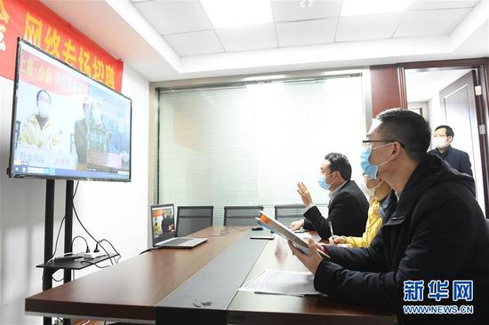  3月11日，在浙江省紹興市上虞區(qū)人社局，上虞區(qū)用人企業(yè)和四川省小金縣務(wù)工人員進(jìn)行網(wǎng)絡(luò)專場招聘。新華社記者 翁忻旸 攝