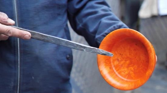 扎西巴珠演示木碗制作工藝。新華網(wǎng) 旦增努布攝