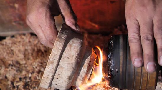 扎西巴珠演示木碗制作工藝。新華網(wǎng) 旦增努布攝